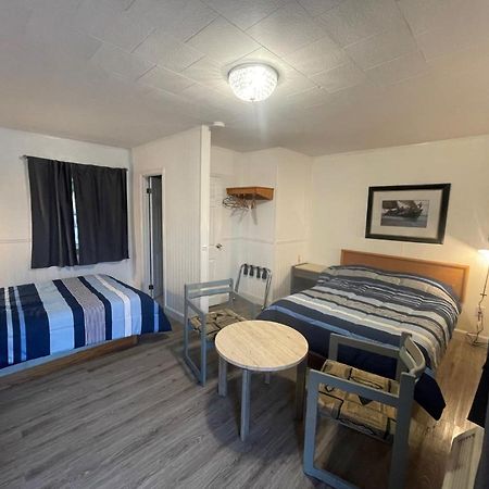 Cedar Vista Motel Тобермори Екстериор снимка
