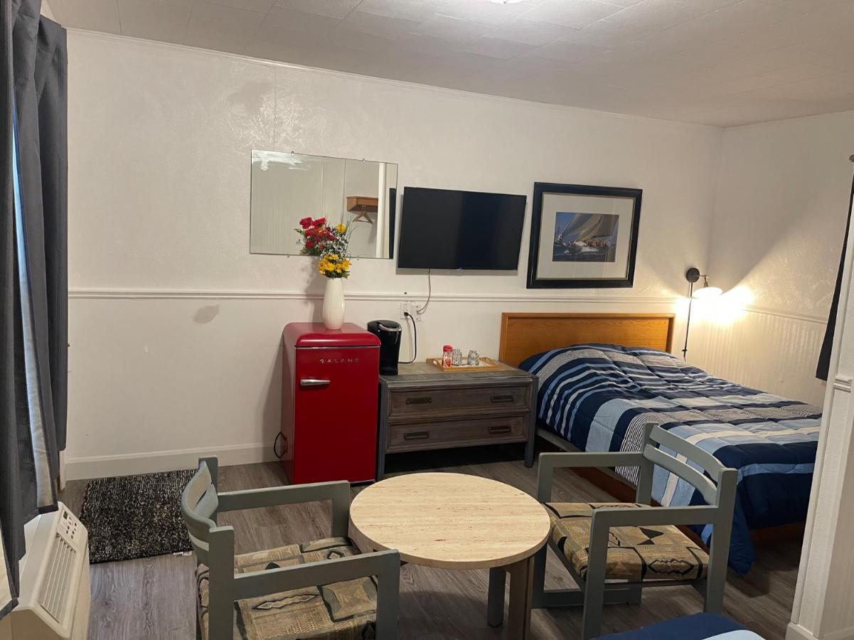 Cedar Vista Motel Тобермори Екстериор снимка