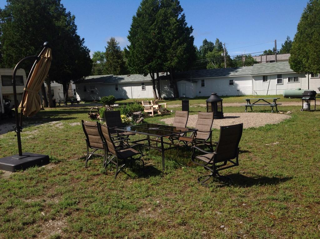 Cedar Vista Motel Тобермори Екстериор снимка