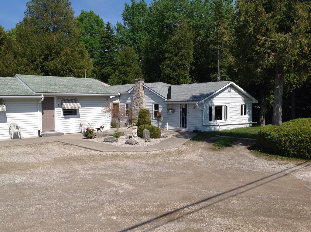 Cedar Vista Motel Тобермори Екстериор снимка
