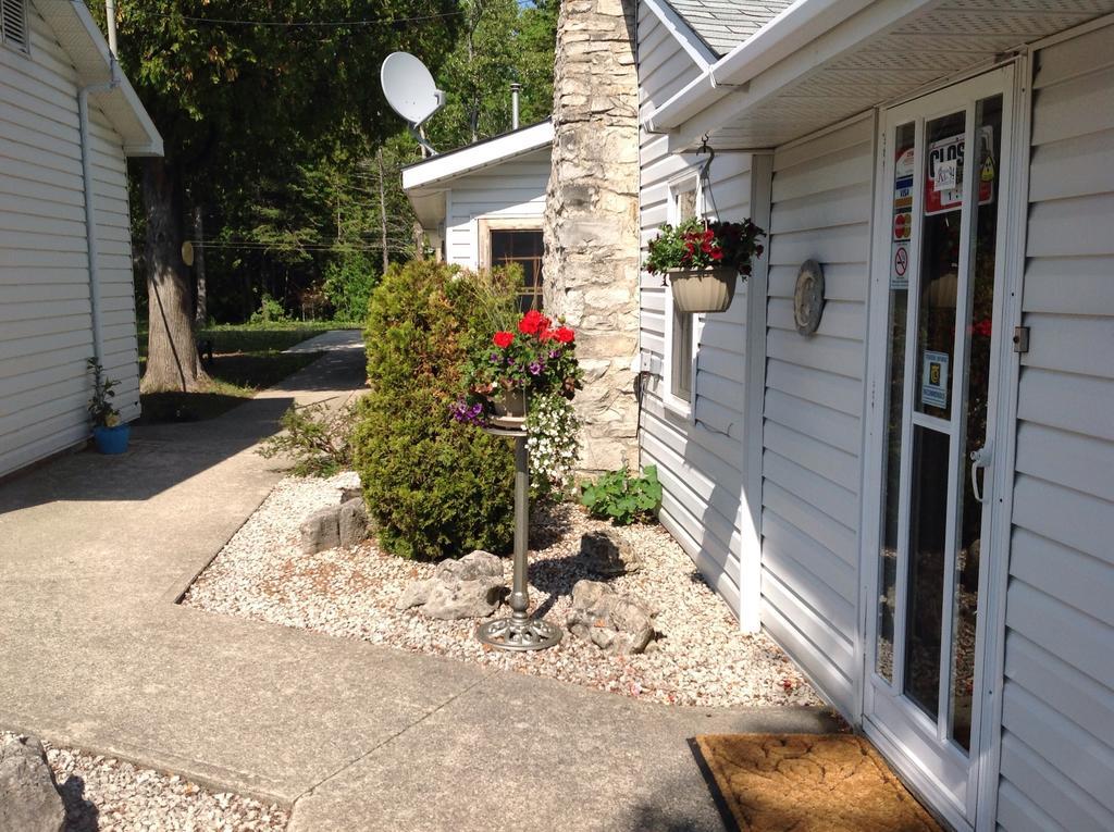Cedar Vista Motel Тобермори Екстериор снимка
